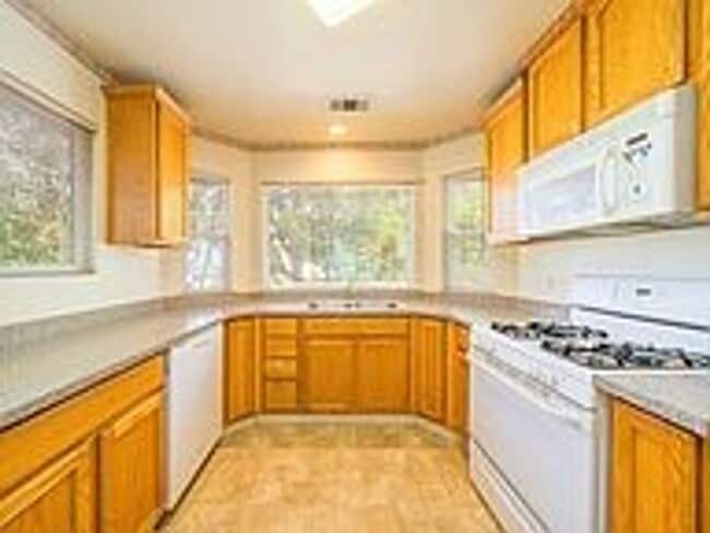 Building Photo - Cute 3 bedroom/2 bath downtown home!