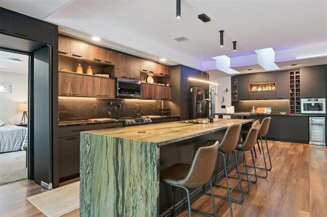 Building Photo - 1851 Royal Oak Pl E