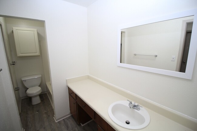 Building Photo - 2-Bedroom Apartment in Prime Pace Location...