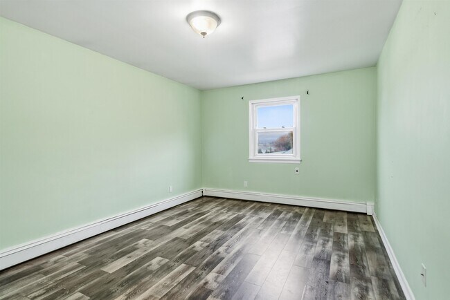 Building Photo - 2 Raydol Ave