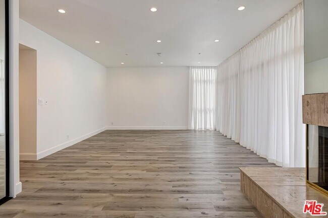 Building Photo - 323 N Palm Dr