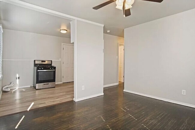 Building Photo - Cozy 3BD/1BTH Home Conveniently Located near I-240 & I-44