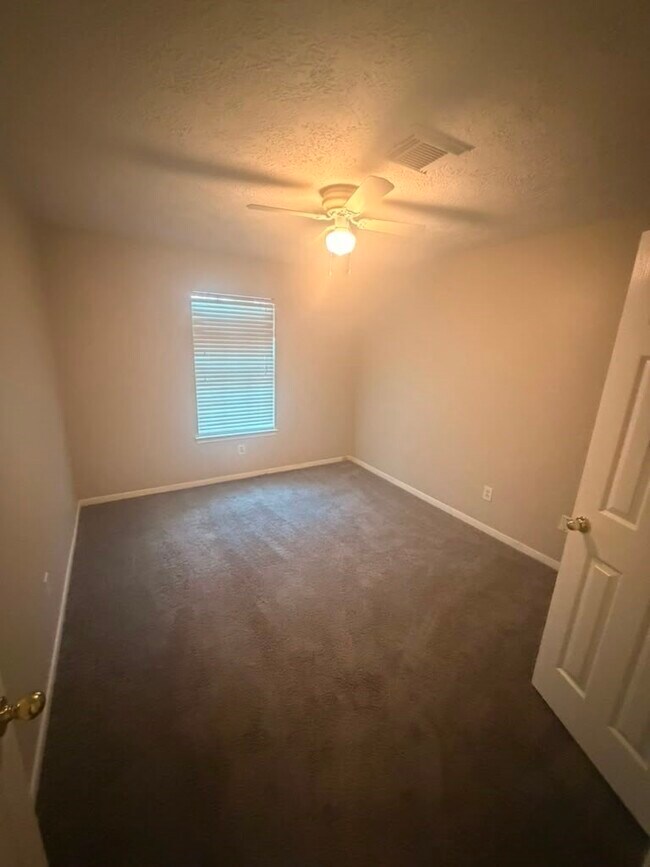 Building Photo - 22018 Willow Shadows Dr