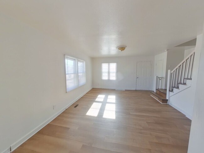 Building Photo - Updated 2BR Townhouse