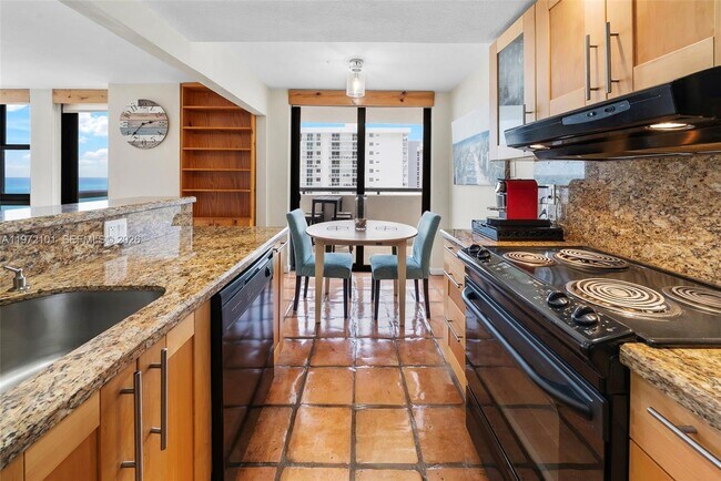 Building Photo - 2555 Collins Ave