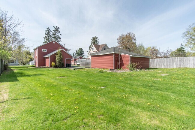 Building Photo - Charming 3Bed/2Bath Home Minutes from Fort Drum | Pet Friendly | Garage + Spacious Yard