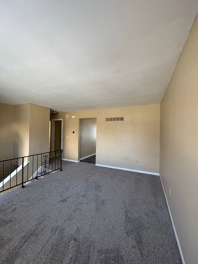 Building Photo - Comfort & Convenience in Shawnee – 3BR Duplex Coming Soon!