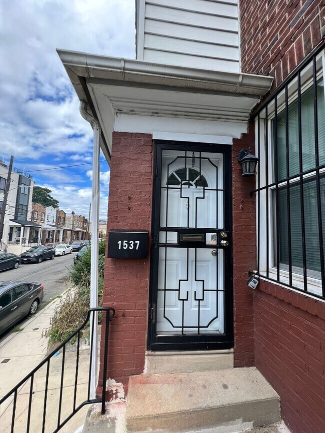Building Photo - Beautiful & spacious 3b/1.5b home