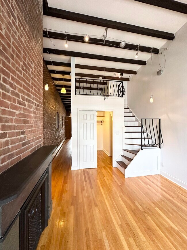 Building Photo - 167 Christopher Columbus Dr
