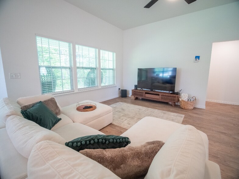Building Photo - 315 Lindale Glen