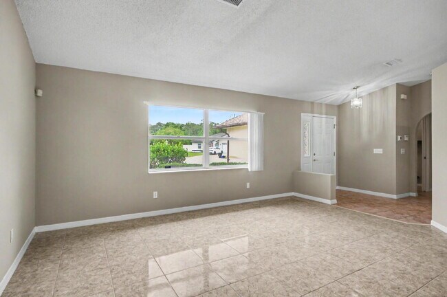 Building Photo - Charming Rental on Quiet Cul-de-Sac!