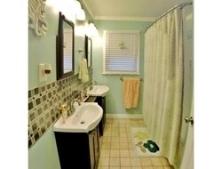 Main bathroom - 918 Harding Ave