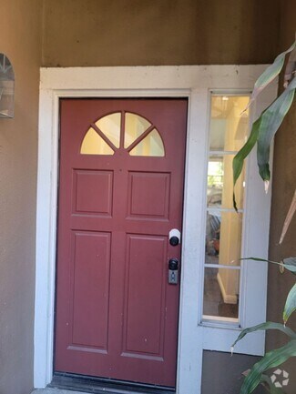 Building Photo - Ground Level 2 Bed/2 Bath Condo