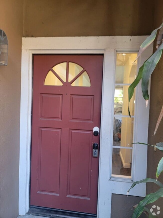 Building Photo - Ground Level 2 Bed/2 Bath Condo