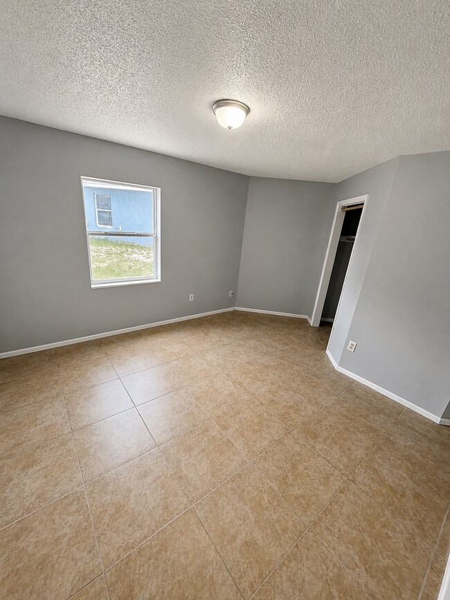 Building Photo - Spacious 2BR/1BA Duplex in Central Lakeland – Tile Floors Throughout!