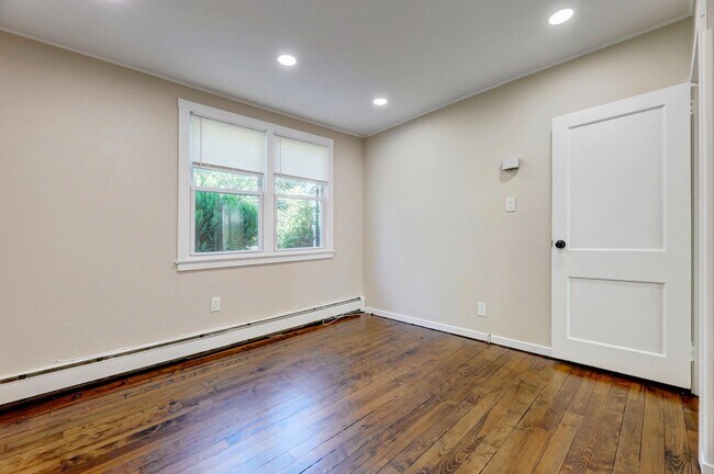 Building Photo - De Graw Ave Triplex