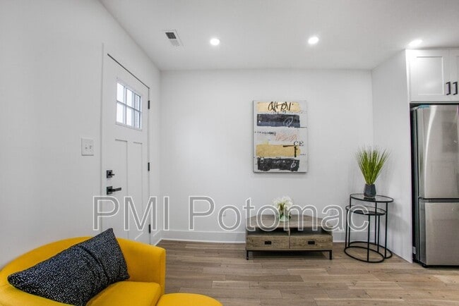 Building Photo - 702 19th St NE