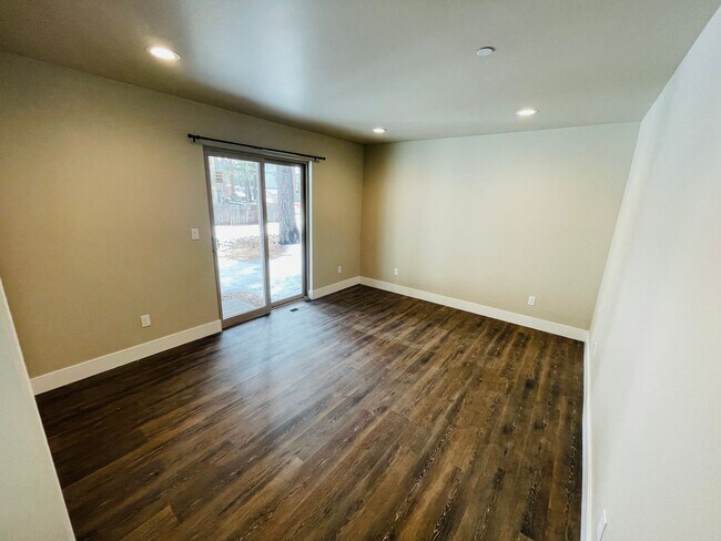 Building Photo - 3 bed 2 bath 1 car garage townhouse in Sou...