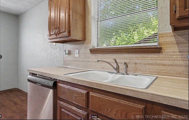 Building Photo - Charming 3-Bed Jenks Home Near Tulsa Hills – Large Corner Lot!