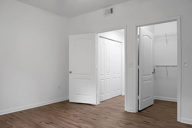 Building Photo - MOVE IN SPECIAL - 50% off First Month's Re...