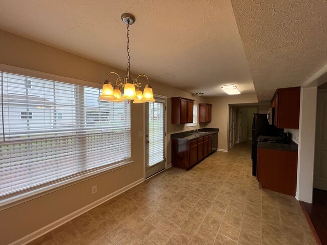 Building Photo - Cute 3 BR 2.5 BA Home Located in Culdesac in Evergreen Farms