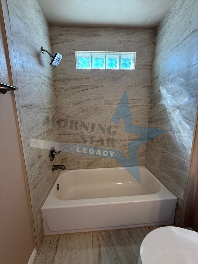 Building Photo - REDUCED & RENOVATED, LIKE NEW! Location & ...