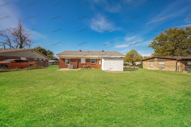 Building Photo - 1932 Lariet Ln