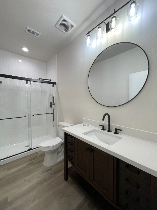 Building Photo - 605 E 7th St