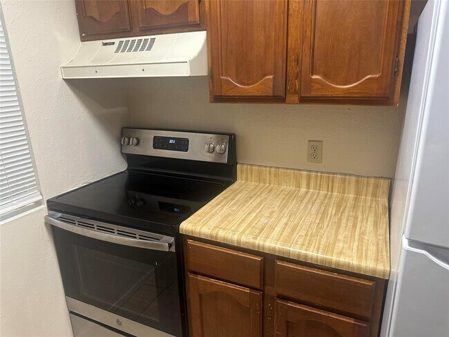 Building Photo - 6907 Woodhue Dr