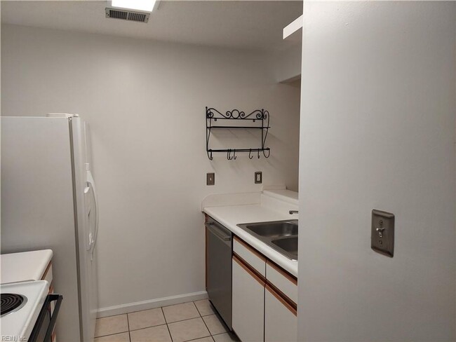 Building Photo - 3 BED / 2 BATH CONDO