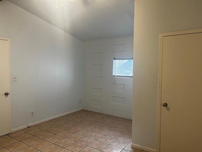 Building Photo - 2609 E Cesar Chavez St