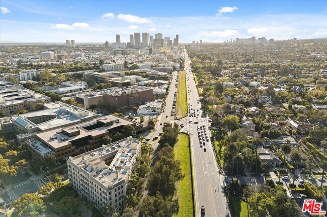 Building Photo - 429 N Oakhurst Dr