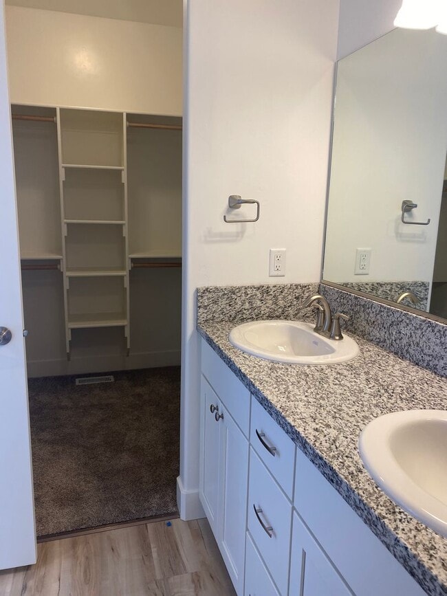 Building Photo - 3 bed 1 additional office space and 2.5 ba...