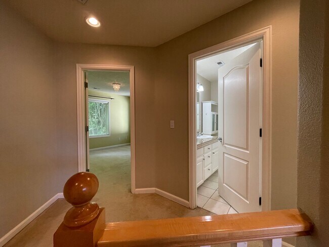 Building Photo - 5 Bed 2.5 Bath + a Den in Tigard/Bull Mountain - Solar Panels, Central A/C and More!
