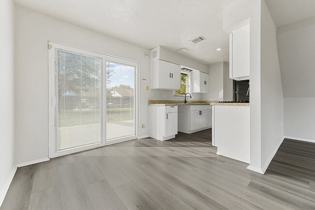 Building Photo - 15326 Peachmeadow Ln