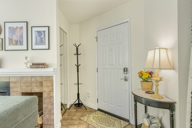 Building Photo - 1264 Bellevue Way NE