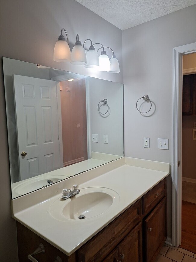 Building Photo - MOVE IN SPECIAL - $300 OFF THE FIRST FULL ...