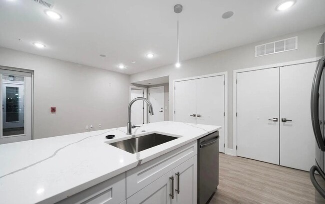 Building Photo - 649 N 35th St