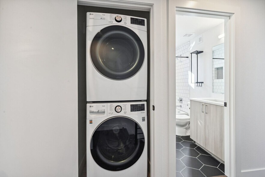 Building Photo - 2836 W 25th Ave