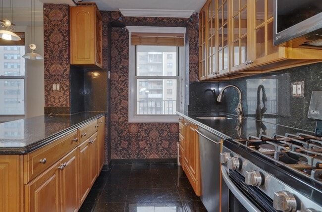 Building Photo - 225 St Pauls Ave