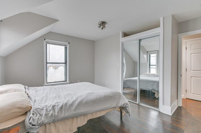 Building Photo - 467 Ferry St