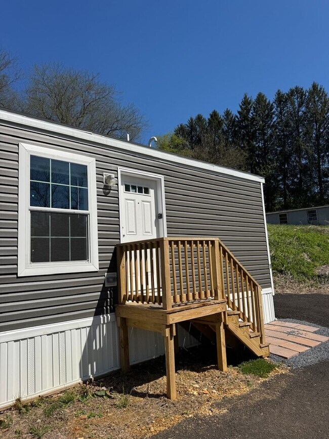 Building Photo - 465-1 Royal Manor Rd-