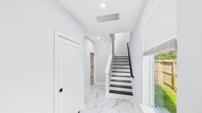 Building Photo - 3411 Daphne St