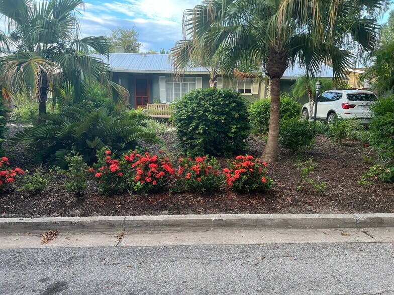 Primary Photo - 2216 Hibiscus St