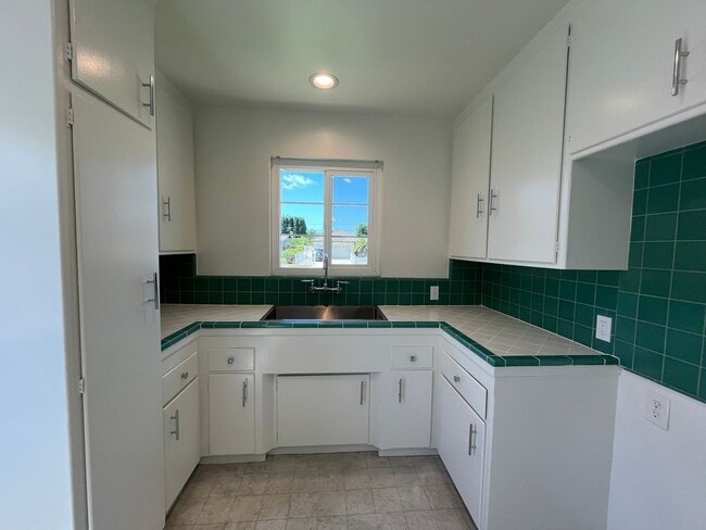 Building Photo - Charming Single Level 3-Bedroom 2-Bathroom Home With Hardwood Floors