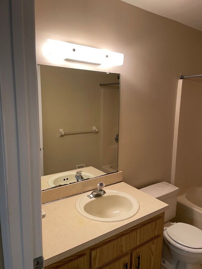 Building Photo - Coral Gardens Two bedroom condo