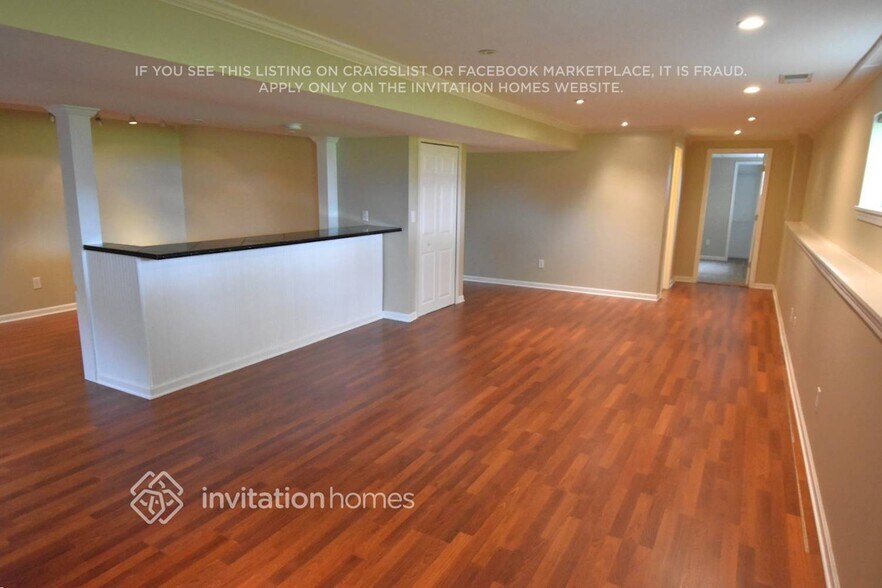 Building Photo - 372 Sutton St