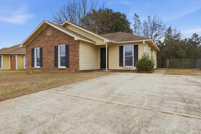 Building Photo - Updated 3BR / 2BA Home – Granite Counters & LVP