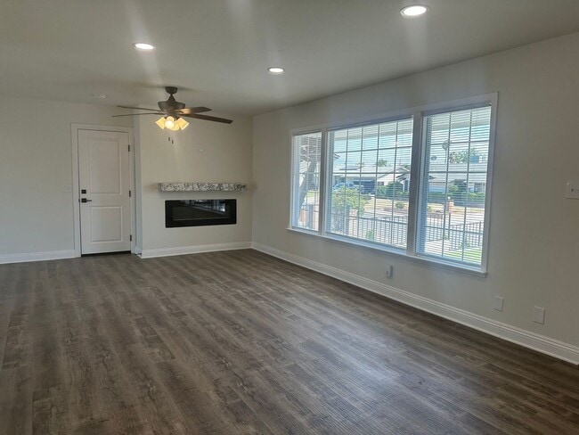 Building Photo - 3+2 RENOVATED W/Drive-Through Garage!