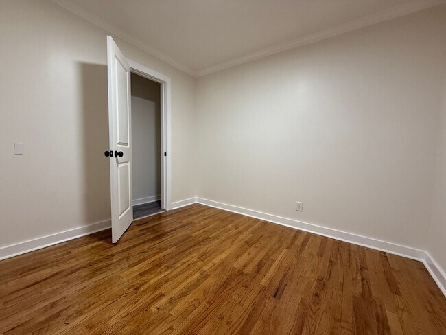 Building Photo - 3 BEDROOM 1 BATH